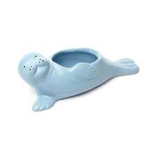 Cargar imagen en el visor de la galería, kikkerland maceta de porcelana foca azul PL15
