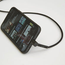 Cargar imagen en el visor de la galería, Kikkerland cargador y soporte para iphone 2 en 1 US200
