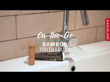 Cargar y reproducir el video en el visor de la galería, Kikkerland cepillo de dientes para viaje de bambú TB15
