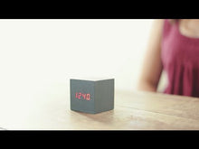 Cargar y reproducir el video en el visor de la galería, Kikkerland reloj cubo con alarma AC22
